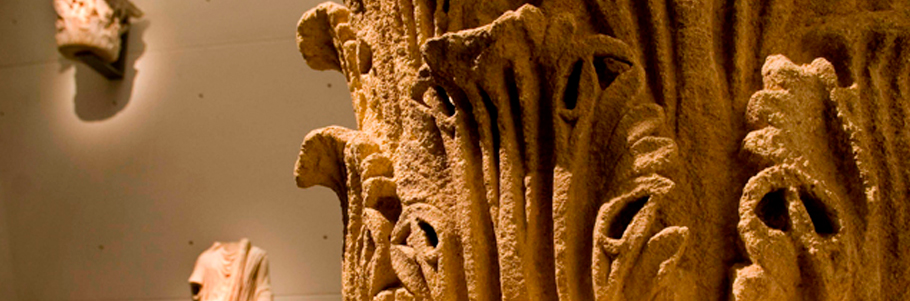 Capitel corintio de arenisca del pórtico tras la escena